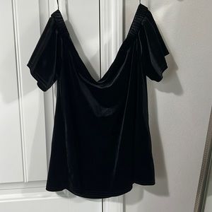 Francesca’s NEW W/ Tags Velvet Off the Shoulder Top, size Small
